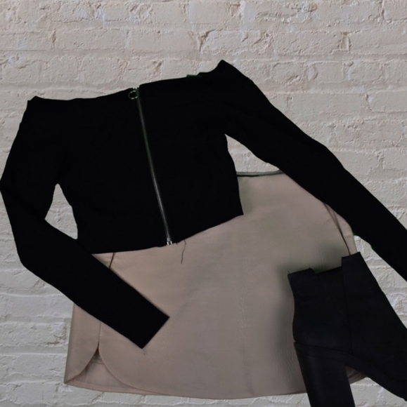 Forever 21 Off-the-Shoulder Front Zipper Crop Top - Picture 6 of 6